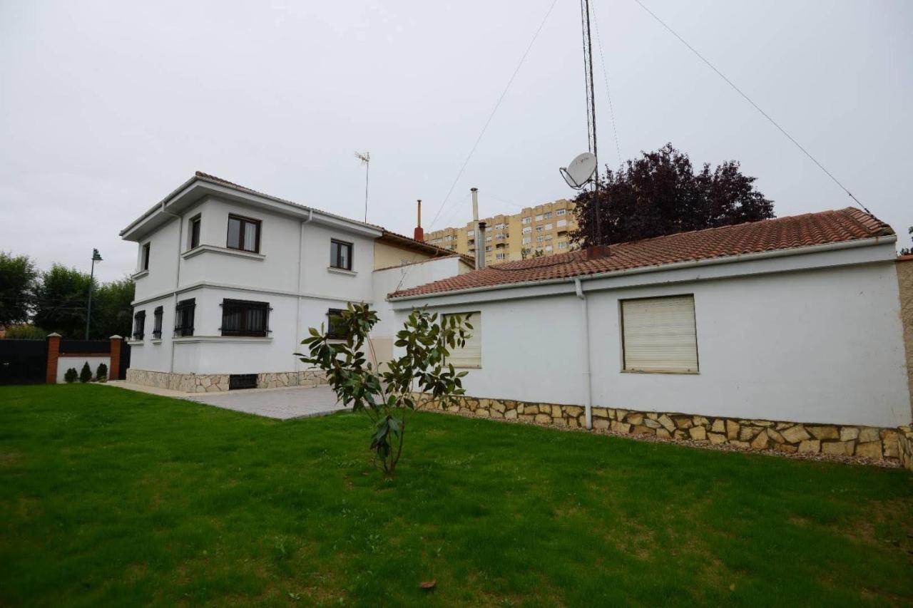 Вилла Housing Leon Casa Con Jardin Экстерьер фото