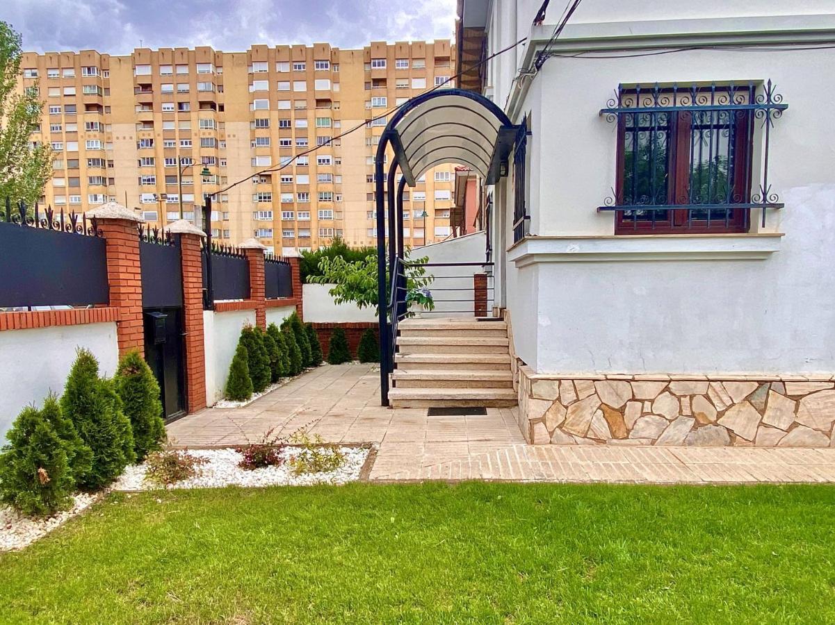 Вилла Housing Leon Casa Con Jardin Экстерьер фото